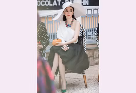 Angela Phương Trinh từng mắc lỗi đến muộn trong một sự kiện quan trọng. Angela Phương Trinh từng mắc lỗi đến muộn trong một sự kiện quan trọng.