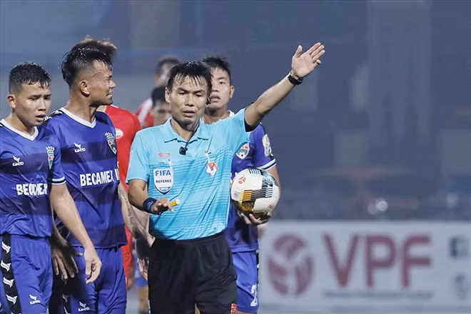 Trọng tài Trương Hồng Vũ "bẻ còi" từ chối bàn thắng của Bình Dương trước Viettel. Ảnh: H.A