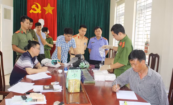 Lực lượng chức năng bắt giữ 8 bánh Heroin và 57,5 gam ma túy tổng hợp. Lực lượng chức năng bắt giữ 8 bánh Heroin và 57,5 gam ma túy tổng hợp.