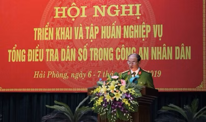 Đại tá Trần Quốc Sáng, Phó trưởng ban Thường trực Ban chỉ đạo Tổng điều tra dân số Bộ Công an phát biểu tại hội nghị.