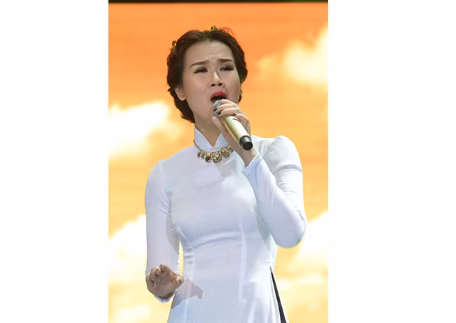 Ca sĩ Võ Hạ Trâm trên sân khấu.
