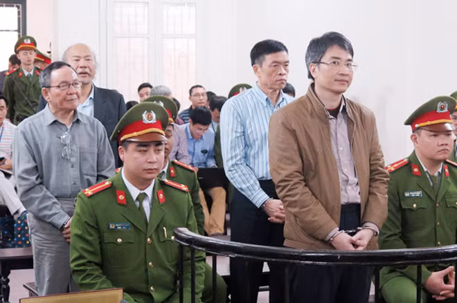Bị cáo Giang Kim Đạt và cha đẻ trong vụ án rửa tiền xảy ra tại Vinashinlines. Bị cáo Giang Kim Đạt và cha đẻ trong vụ án rửa tiền xảy ra tại Vinashinlines.