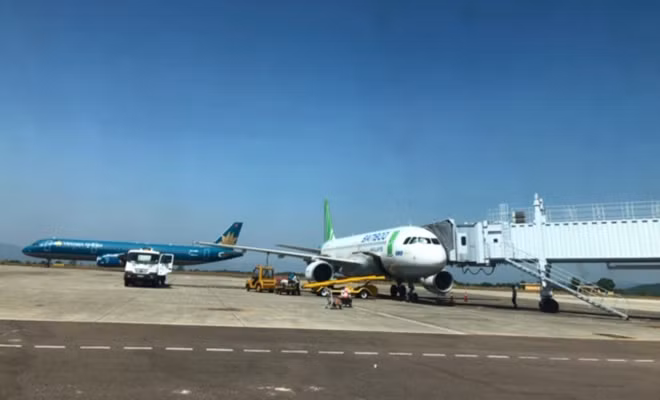 Hàng không Việt Nam phát triển tạo cơ hội cho người dân đi lại thuận lợi hơn. Hàng không Việt Nam phát triển tạo cơ hội cho người dân đi lại thuận lợi hơn.