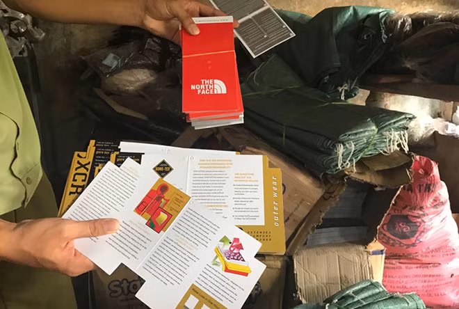 Thu giữ các phụ liệu mang thương hiệu The North Face. Thu giữ các phụ liệu mang thương hiệu The North Face.