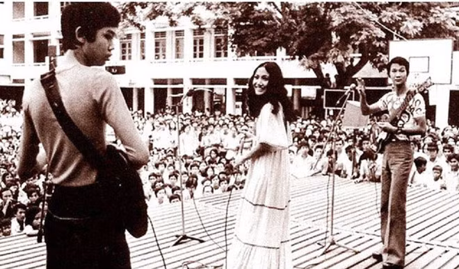 Nữ ca sĩ Thanh Lan trình diễn trong một đại nhạc hội tại sân trường Talbert (Sài Gòn - 1972).