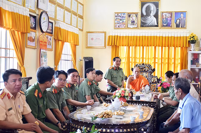 Ban Giám đốc Công an tỉnh Bạc Liêu thăm, chúc mừng các vị chức sắc chùa Xiêm Cán.