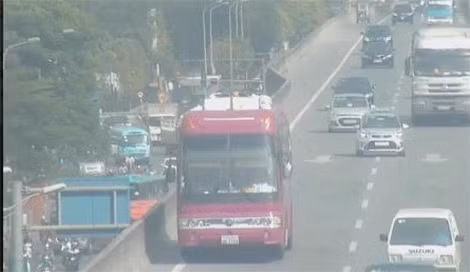 Xử phạt xe khách biển Lào đi lùi trên đường vành đai 3