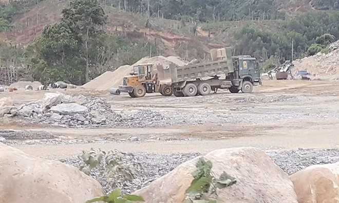 Nhiều khối lượng cát, sỏi tập kết tại điểm thi công nhà máy thủy điện sông Bồ có được từ hoạt động khai thác, tận thu trái phép. Nhiều khối lượng cát, sỏi tập kết tại điểm thi công nhà máy thủy điện sông Bồ có được từ hoạt động khai thác, tận thu trái phép.