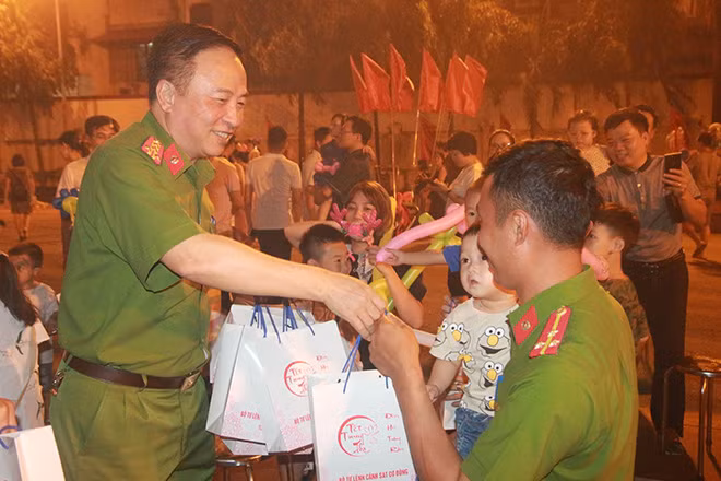 Ban tổ chức tặng quà cho các cháu thiếu nhi.