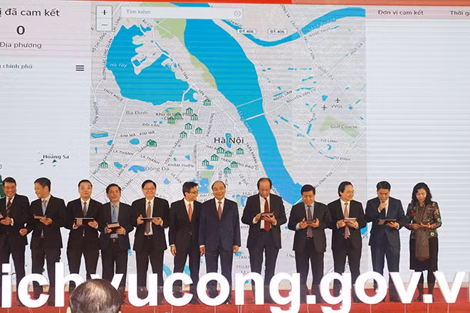 Thủ tướng Nguyễn Xuân Phúc và Phó Thủ tướng Vũ Đức Đam chứng kiến các Bộ ngành ký cam kết điện tử.