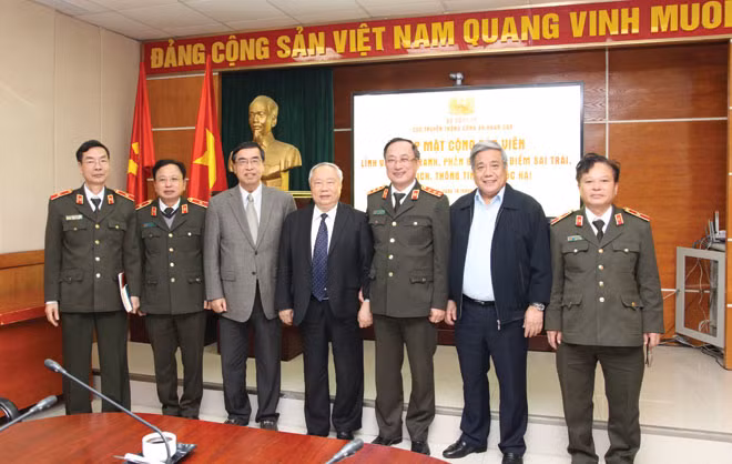 Thứ trưởng Nguyễn Văn Thành và các đại biểu là các cây bút chính luận dự buổi gặp mặt do Cục Truyền thông CAND tổ chức.