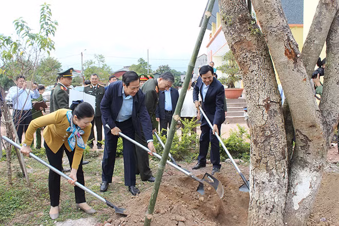 Bộ trưởng Tô Lâm trồng cây lưu niệm tại thị trấn Mường Nhé