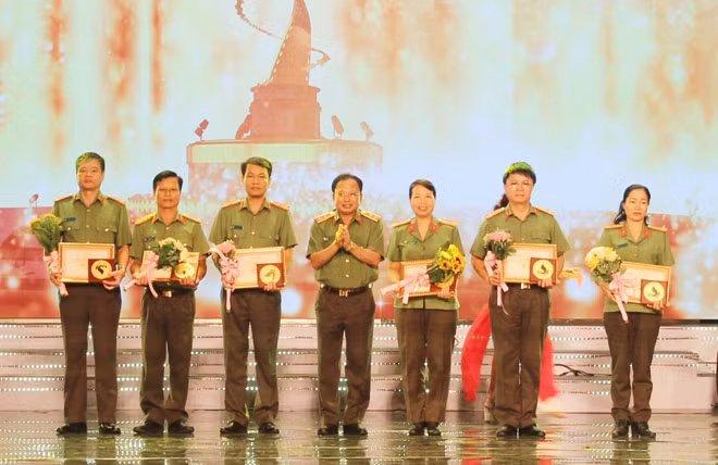 Trung tướng Mai Văn Hà (giữa) - Cục trưởng Cục Truyền thông CAND, Trưởng ban tổ chức Liên hoan Truyền hình - Phát thanh CAND lần thứ XII trao giải cho các tác phẩm dự thi "Chuyên mục an ninh trật tự" đoạt Huy chương Vàng. Trung tướng Mai Văn Hà (giữa) - Cục trưởng Cục Truyền thông CAND, Trưởng ban tổ chức Liên hoan Truyền hình - Phát thanh CAND lần thứ XII trao giải cho các tác phẩm dự thi "Chuyên mục an ninh trật tự" đoạt Huy chương Vàng.