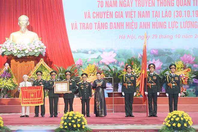 Chủ tịch Quốc hội Nguyễn Thị Kim Ngân trao tặng danh hiệu Anh hùng Lực lượng vũ trang nhân dân cho lực lượng Quân tình nguyện và Chuyên gia Việt Nam tại Lào. Chủ tịch Quốc hội Nguyễn Thị Kim Ngân trao tặng danh hiệu Anh hùng Lực lượng vũ trang nhân dân cho lực lượng Quân tình nguyện và Chuyên gia Việt Nam tại Lào.