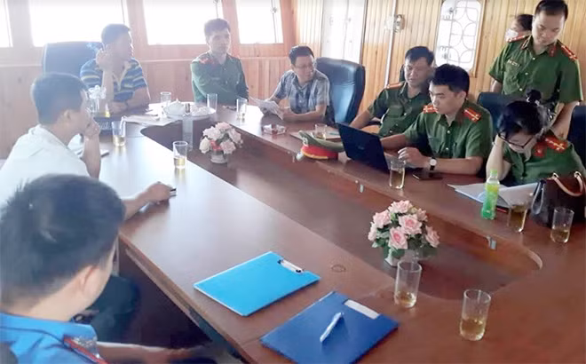 Cơ quan chức năng tiến hành lập biên bản yêu cầu chấm dứt hoạt động phá dỡ tàu cũ.Trong khi đó Chủ tịch xã An Sơn Nguyễn Văn Đăng khi được thông báo thì cho biết đó chỉ là hoạt động tự phát, chính quyền địa phương không nắm được.