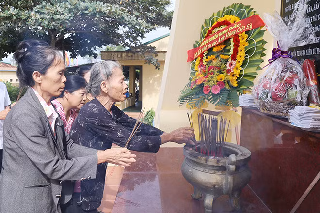 Các CCB Cồn Cỏ dâng hương tưởng niệm tại Bến đò A