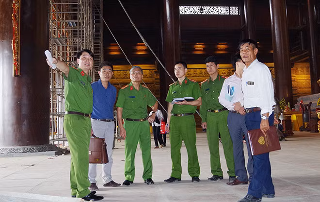 Đại tá Kiều Hữu Tuyển – Phó Giám đốc Công an tỉnh kiểm tra công tác PCCC phục vụ Đại lễ Vesak Liên Hiệp quốc 2019 tại chùa Tam Chúc, Ba Sao.