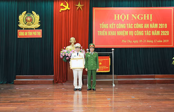 Thừa ủy quyền của Chủ tịch nước, Thứ trưởng Lê Quý Vương gắn và trao Huân chương Chiến công hạng Ba tặng Đại tá Phạm Trường Giang, Giám đốc Công an tỉnh Phú Thọ.