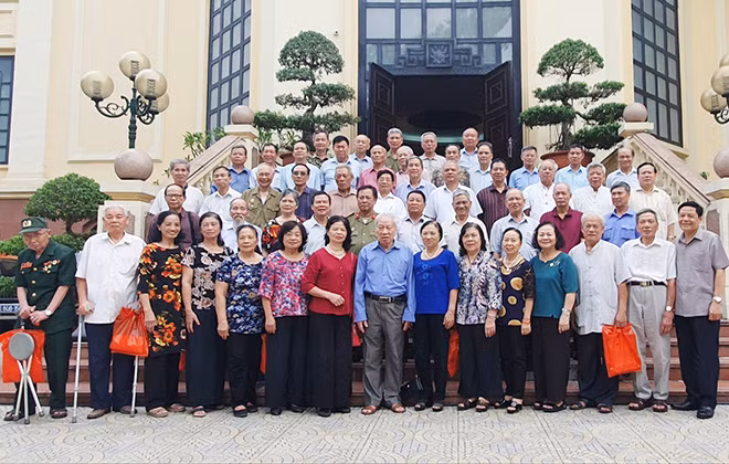 Các cán bộ Công an chi viện chiến trường miền Nam thời kỳ kháng chiến chống Mỹ cứu nước tại buổi gặp mặt nhân kỷ niệm 72 năm Ngày Thương binh - Liệt sỹ. Các cán bộ Công an chi viện chiến trường miền Nam thời kỳ kháng chiến chống Mỹ cứu nước tại buổi gặp mặt nhân kỷ niệm 72 năm Ngày Thương binh - Liệt sỹ.