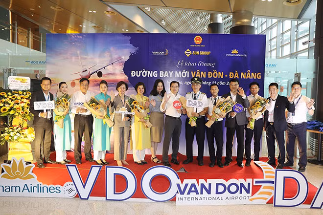 Đại diện sân bay, hãng hàng không chụp ảnh lưu niệm cùng phi hành đoàn.