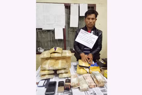 Đối tượng và tang vật vụ án.