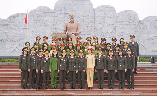Hội phụ nữ Công an tỉnh Thái Bình tổ chức báo công dâng Bác tại Khu Lưu niệm 6 điều Bác Hồ dạy Công an nhân dân tại xã Nhã Nam, huyện Tân Yên, tỉnh Bắc Giang. Hội phụ nữ Công an tỉnh Thái Bình tổ chức báo công dâng Bác tại Khu Lưu niệm 6 điều Bác Hồ dạy Công an nhân dân tại xã Nhã Nam, huyện Tân Yên, tỉnh Bắc Giang.