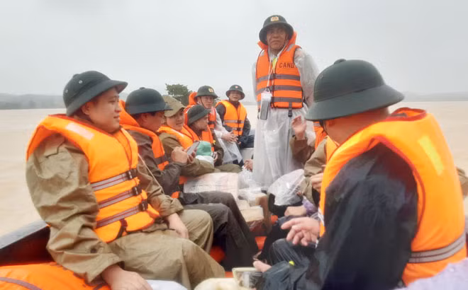 Chủ tịch UBND tỉnh Trần Tiến Hưng, Giám đốc Công an Hà Tĩnh, Đại tá Võ Trọng Hải xuống địa bàn vùng lũ Hương Khê.