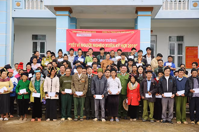 Thiếu tá Cao Thị Hồng, Phó trưởng Ban Kinh tế - Pháp luật cùng đại diện Công an tỉnh Lai Châu trao quà Tết tới đồng bào nghèo xã Nậm Khao.