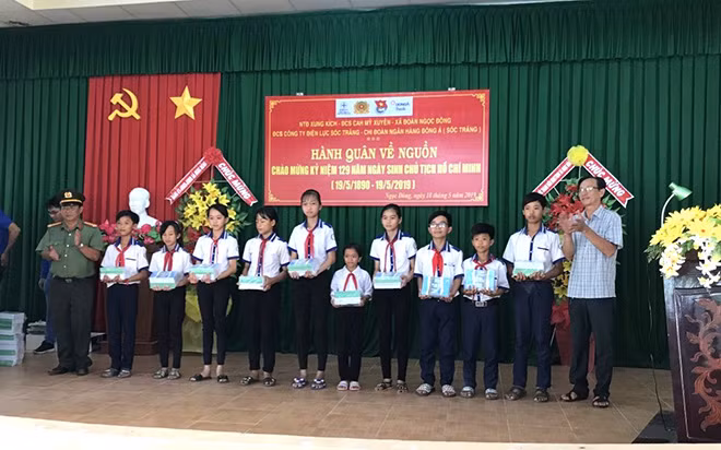 Tặng quà HS Ngọc Đông