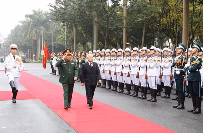 Tổng Bí thư, Chủ tịch nước Nguyễn Phú Trọng, Bí thư Quân ủy Trung ương duyệt đội danh dự Quân đội Nhân dân Việt Nam. (Ảnh: Trí Dũng/TTXVN)