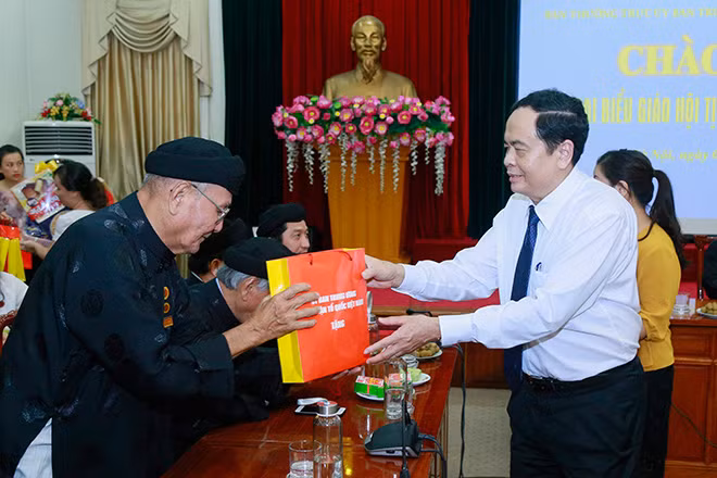 Đồng chí Trần Thanh Mẫn trao quà chúc mừng các thành viên trong đoàn