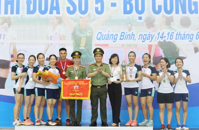 Đại tá Bùi Quang Thanh, Phó Giám đốc phụ trách Công an tỉnh Quảng Bình trao giải nhất cho đội bóng chuyền nữ Công an tỉnh Nghệ An. Đại tá Bùi Quang Thanh, Phó Giám đốc phụ trách Công an tỉnh Quảng Bình trao giải nhất cho đội bóng chuyền nữ Công an tỉnh Nghệ An.