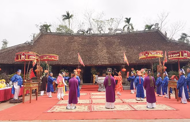 Nghi thức tế Thánh trang nghiêm tại sân đình là phần không thể thiếu trong lễ hội Tường Phiêu. Ảnh: Kiều Trang