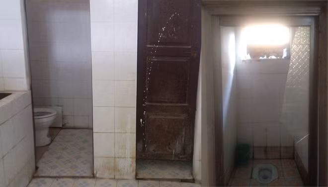 Nhà vệ sinh tại nhiều trường học thuộc các quận ngoại thành Hà Nội đã xuống cấp nhưng chưa được sửa chữa kịp thời.