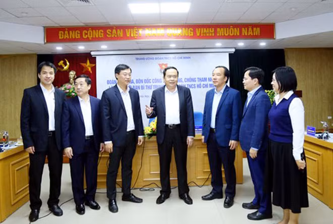 Đồng chí Trần Thanh Mẫn và các đại biểu thảo luận bên lề buổi làm việc.