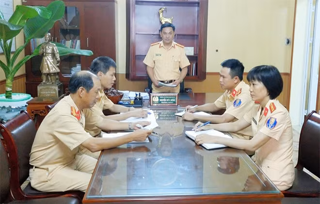 Lãnh đạo Phòng CSGT Công an tỉnh Nam Định triển khai các biện pháp đảm bảo trật tự an toàn giao thông.