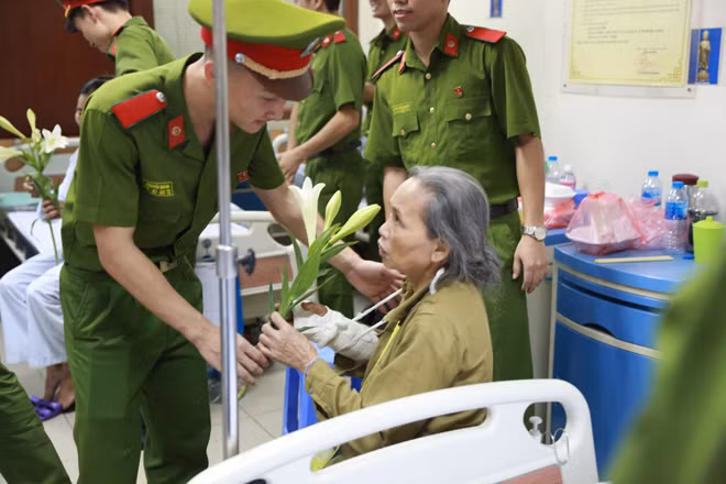 Cán bộ, học viên Học viện CSND tặng hoa cho bệnh nhân.