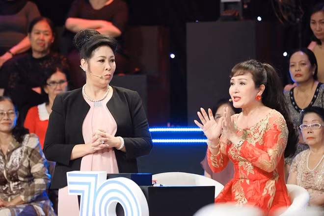 NSND Hồng Vân (trái) và NSND Minh Hòa (phải) trong chương trình "Ký ức vui vẻ" lên sóng hôm 1/3 vừa qua. NSND Hồng Vân (trái) và NSND Minh Hòa (phải) trong chương trình "Ký ức vui vẻ" lên sóng hôm 1/3 vừa qua.