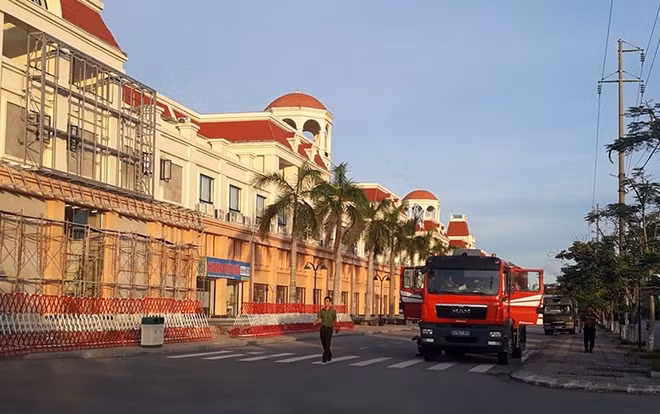 Xe chuyên dụng cùng Công an được bố trí đảm bảo ANTT vòng ngoài.