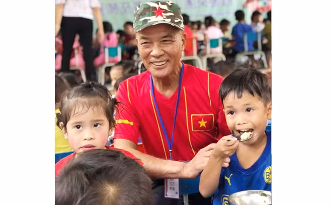 Ông Dư Lập Phi thăm các cháu Trường Mầm non Đakrông 2.