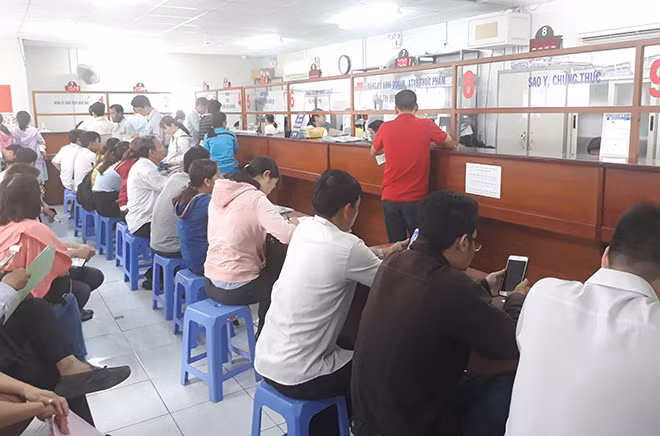 Giảm tải cho các cơ quan, đơn vị hành chính đang là yêu cầu bức thiết của Thành phố Hồ Chí Minh.