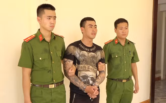Đối tượng truy nã Nguyễn Vĩnh Long bị Công an thành phố Đồng Hới bắt giữ về hành vi gây rối trật tự công cộng Đối tượng truy nã Nguyễn Vĩnh Long bị Công an thành phố Đồng Hới bắt giữ về hành vi gây rối trật tự công cộng