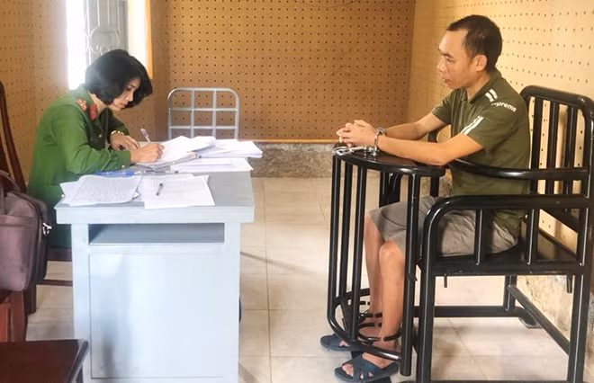 Đại úy Trần Thị Hồng Lai lấy lời khai đối tượng mua bán trái phép chất ma túy.