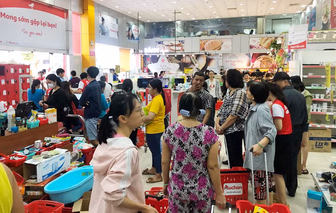 Chuyện đáng phê phán bởi những người vào siêu thị Auchan lấy đồ ăn uống thoải mái, không trả tiền (Ảnh nguồn internet). Chuyện đáng phê phán bởi những người vào siêu thị Auchan lấy đồ ăn uống thoải mái, không trả tiền (Ảnh nguồn internet).