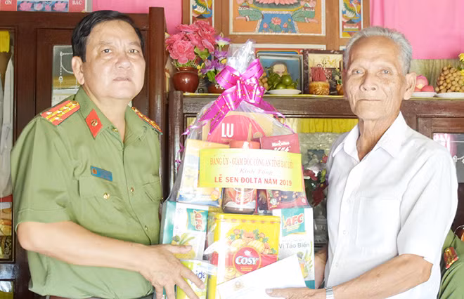 Đại tá Trương Công Dũng, Phó Giám đốc Công an tỉnh Bạc Liêu thăm, tặng quà ông Danh Lấp, người có uy tín trên địa bàn xã Vĩnh Phú Đông, huyện Phước Long.