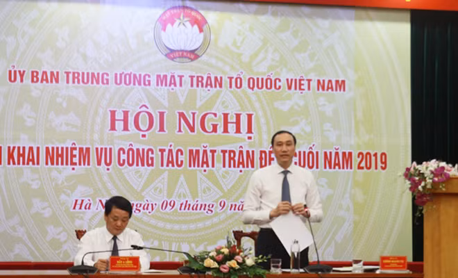 Phó Chủ tịch, Tổng thư ký UBTƯ MTTQ Việt Nam Hầu A Lềnh và Phó Chủ tịch UBTƯ MTTQ Việt Nam Phùng Khánh Tài chủ trì họp báo.