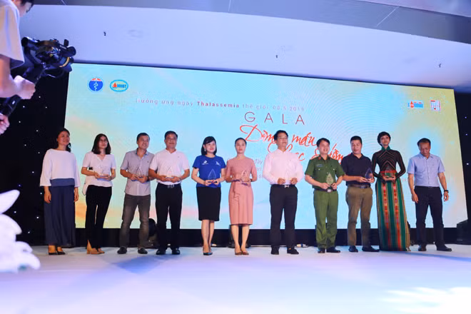 Bệnh viện Huyết học và truyền máu Trung ương trao tặng kỷ niệm chương cho các đơn vị đồng hành thực hiện chương trình