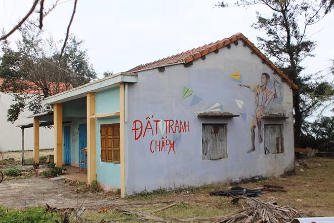 Một bích họa ở Tam Thanh bị dòng chữ tranh chấp đất chèn lên mất mỹ quan. Một bích họa ở Tam Thanh bị dòng chữ tranh chấp đất chèn lên mất mỹ quan.