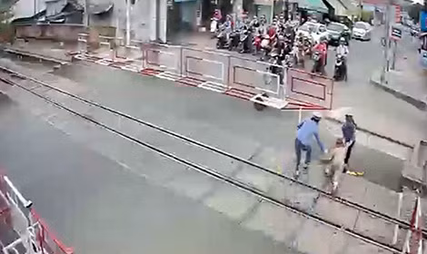 Biểu dương nhân viên đường sắt cứu người bị ngã trước lúc tàu hỏa băng tới ảnh 3