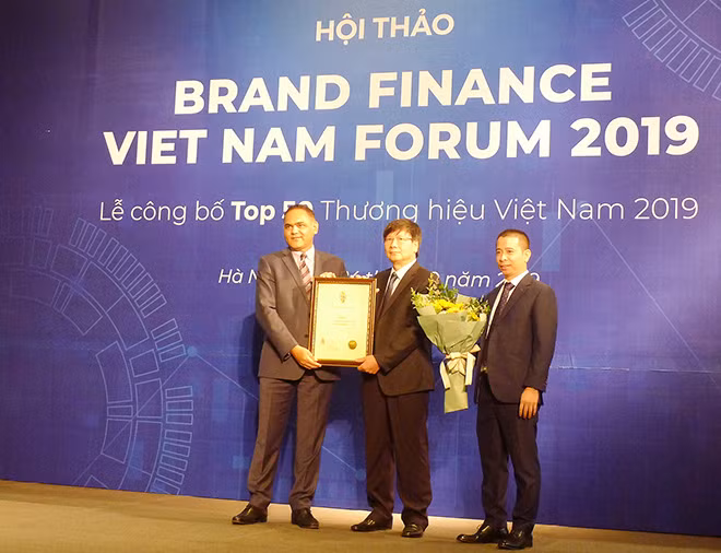 Ông Đinh Minh Sơn - Phó Ban Phát triển thị trường thay mặt Tập đoàn VNPT lên nhận chứng nhận Top 2 thương hiệu giá trị nhất Việt Nam năm 2019 của Tập đoàn VNPT.